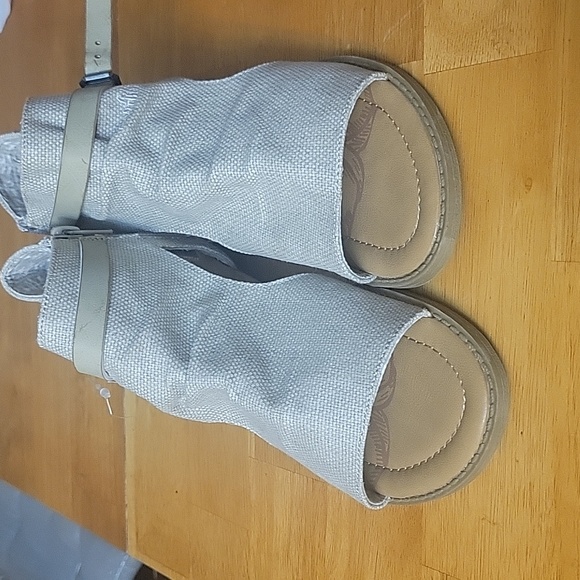 Sandals - Picture 2 of 4